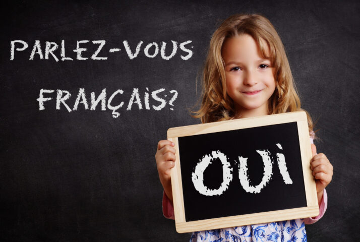Parlez-vous francais? Kind mit Kreidetafel